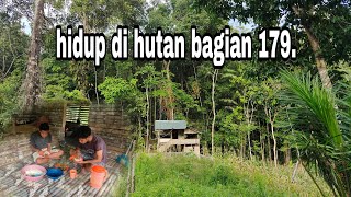 activity harian anak desa.bersih bersih,cuci piring dan makan di pondok hutan