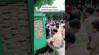 jamaah nya sholat sambil di guyur hujan