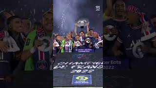 Les joueurs du PSG soulèvent leur 10e trophée de champion de France !