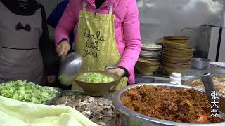 河南这家的饸饹面生意真好 一锅能煮八十碗面 一天卖两千多碗