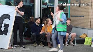 Actievoerders blokkeren ingang gebouw GasTerra in Groningen