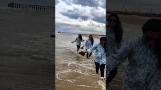 సముద్రపు అలలు నన్ను తోసేసిన క్షణం🥲#beach#waves#viral#trending#funny#vlog#cloneeffect#meepilerammayi