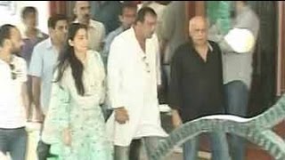 Sanjay Dutt leaves home with wife Manyata to surrender in court