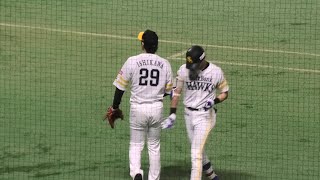 周東佑京 がノーノー達成へ9回のマウンドへ向かう 石川柊太 のお尻をポンとたたく～2023.8.18