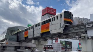 立川南駅で多摩モノレール１０００系が到着しました❗️