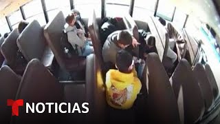 El video dentro de un autobús escolar cuando lo embisten | Noticias Telemundo