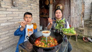 贵州地摊火锅，锅底新鲜肥肉现炒，毛肚蔬菜刷着吃