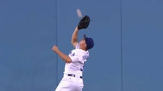 WSH@LAD: Pederson makes the grab, slams into wall