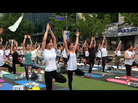 South Koreans Stretch In Seoul For International Yoga Day - YouTube