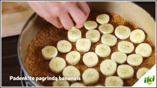 Nekeptas bananinis pyragas su traškiu sūrių riestainėlių pagrindu