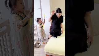 妈妈打电话把闺女橘子打翻，闺女直接拿起扫把：捡起来！#cute #comedy #funny #萌娃 #搞笑