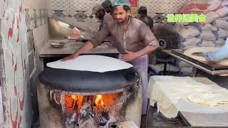 印度街边美食之“玉足味飞饼”，玉足可与面团齐飞