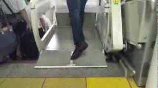 車椅子用階段昇降機「エスカル」　（茅場町駅）Tokyo subway wheelchair elevator