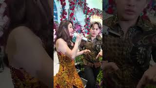 Makin Cantik dan Berkelasnya Dewi Perssik Tadi Malam Manggung Begini