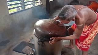 Traditional moode kottige making from banana leafs.