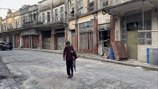 開平市 Kaiping 蜆岡墟舊街場，街兩旁殘破的洋樓舖面見證了昔日的繁華，而現在的景況令人想起一句诗词：萬戶蕭疏鬼唱歌。