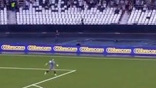 Grande "raquetada" de Lucas Perri, guarda-redes (goleiro) do Botafogo, na reposição de bola em jogo