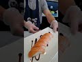 今天用切好的料给大家演示一下怎么做三文鱼手握today i will show you how to make salmon with the cut ingredients.