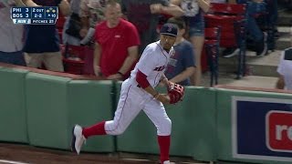 PHI@BOS: Betts makes the catch, collides with wall