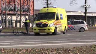 Fietser en bestelbus botsen met elkaar in Hengelo