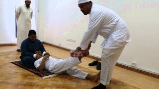 #x202b;الطبيب الشعبي سالم المحضار يعالج احد الزملاء.#x202c;lrm;