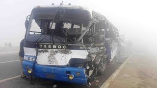 Thick fog causes a serious traffic accident in Pakistan