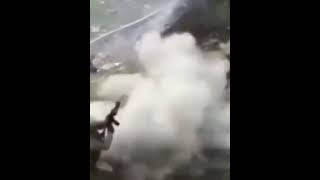 士兵触爆地雷瞬间，看看地雷的威力有多大