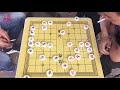 這倆人下棋真利索啊，看的我光想憋不住笑，下棋好像在演戲