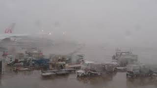 ☆  日本航空 2018年1月 関東大雪 羽田空港着陸 View from Airplane cabin Snow storms hit Tokyo 2018 Bandar Udara Tokyo