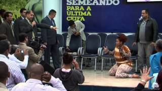 Pastor Marcos Pereira enfrenta demônio