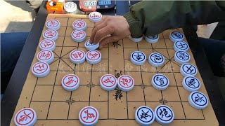 遼寧高手棋攤踢擂無敵手，淄博老年冠軍趕來應戰，驚現大漏白丟炮辽宁高手棋摊踢擂无敌手，淄博老年冠军赶来应战，惊现大漏白丢炮