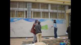 τα παιδιά ζωγραφίζουν στον τοιχο