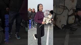 农村单亲妈妈太牛了！为了讨生活养活女儿，上街头卖唱，赢得了观众的热情！#翻唱歌手 #农村歌手 #户外唱歌