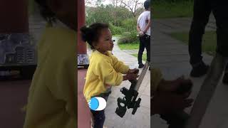 little kid love to be policeman 小朋友都喜欢玩枪 萌娃搞笑视频 萌娃搞笑视频 古灵精怪的小孩子#shorts