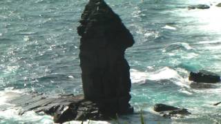 海上にそびえ立つ、立神岩の風景 - 沖縄県与那国町