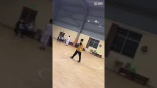 张哲瀚zhangzhehan“打野球🏀”时期的瀚瀚。定力超强，别人都滑倒了瀚瀚都没摔倒😎