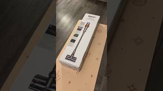 unboxing the Dyson v15 detect