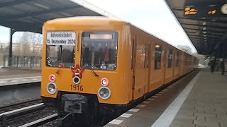 Einfahrt der historischen E lll U Bahn als Adventsfahrt auf der U5 am 15.12.2024