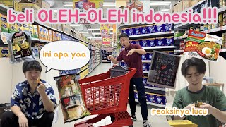 BELI OLEH-OLEH INDONESIA🇮🇩 DAN TEMAN KU COBA ITU !!!