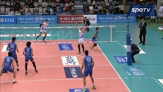 [프로배구] '어이쿠..' 떨어지는 공에 맞은 이광훈 부심 (01.22)