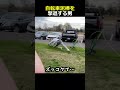 自転車泥棒を撃退する男