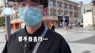 随机挑战！136块怎么吃排队的食物，大热天的要去哪里找啊