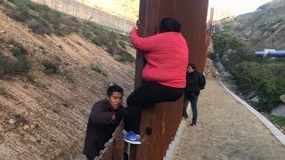 Las familias migrantes saltan la valla fronteriza de Tijuana y se dirigen a los Estados Unidos