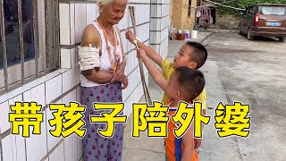 外婆手痛，二嫂带乐乐和小煜来陪外婆玩，乐乐给阿太扇风吃糖解痛【农家洁子二嫂】