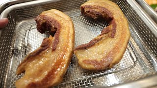 朝ごはん作ってみた『海外で流行ってる謎の豚バラをカリカリに揚げて、アボカドソース付けてたべるやつ』