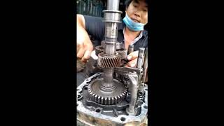 របៀបជុសជុលប្រអប់លេខដៃ(How to repair transmission Toyota Hilux Pick up 1994)