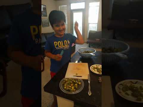 Our Master Chef - how to cut Bhindi or Okra Our Master Chef - how to cut Bhindi or Okra