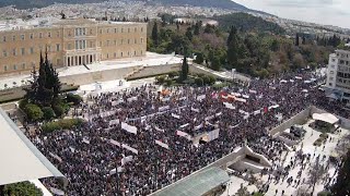 Ένα ανθρώπινο ποτάμι όλο το κέντρο της Αθήνας: Στιγμιότυπα από το συλλαλητήριο στο Σύνταγμα