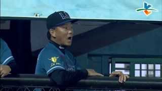 20131011 CPBL 猿VS象 4上 投手暴投 補手傳二壘又漏接！林泓育卻在二壘上打住 洪總傻眼：緊走啊～(扶額)