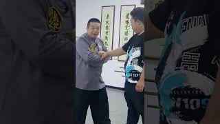 八极拳中小缠的正确用法，直接让对手脸砸地上！#传武 #八极拳 #功夫